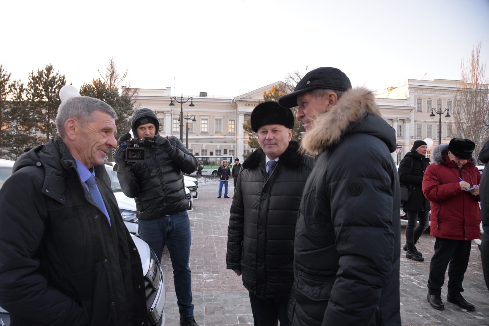 Министр сельского хозяйства Омской области Николай Дрофа вручает ключи от атомобиля Лада Веста главе КФХ Лисович Александру Лисовичу.jpeg Министр сельского хозяйства Омской области Николай Дрофа вручает ключи от атомобиля Лада Веста главе КФХ Лисович Александру Лисовичу.jpeg