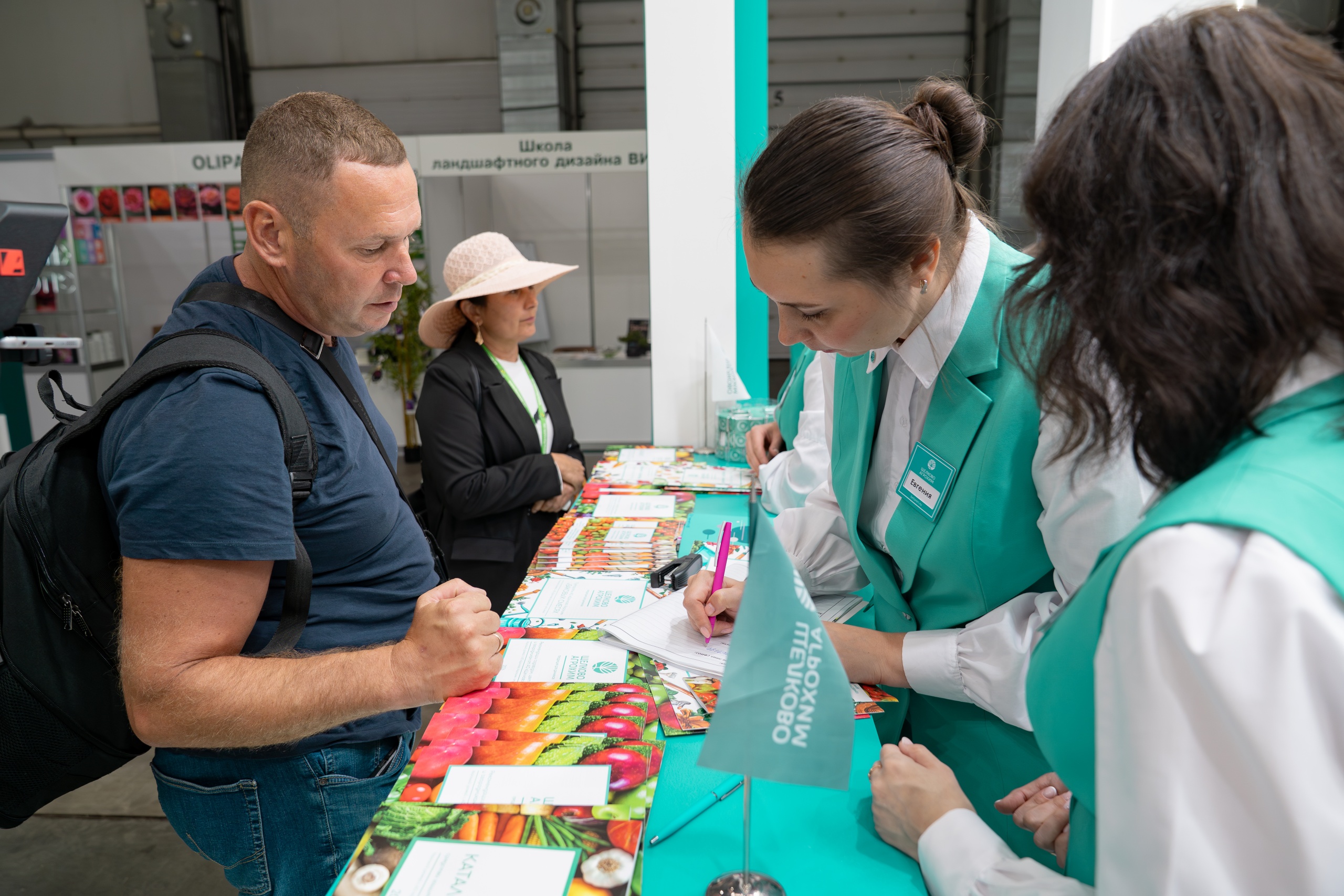 Сотрудники всё берут на заметку.jpg Сотрудники всё берут на заметку.jpg